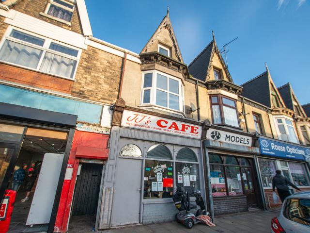 Spacious two bedroom first floor apartment located on Hessle Road now available to let