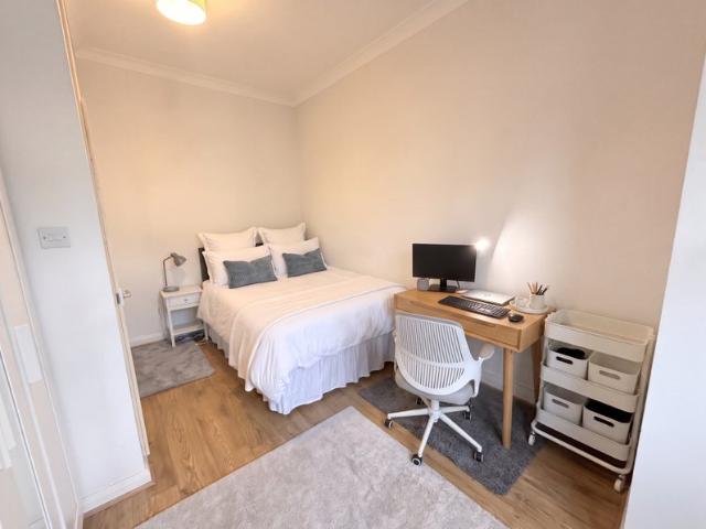 Spacious Two Bedroom Flat on Tooting Bec Road
