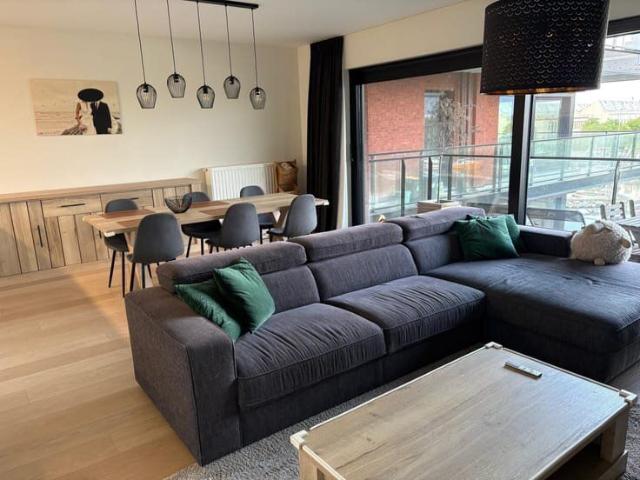 SPACIOUS TWO BEDROOM FLAT BY THE WATER