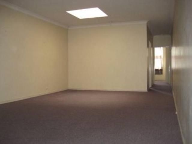 Spacious Two Bedroom Flat in a Prime Newcastle West Location!