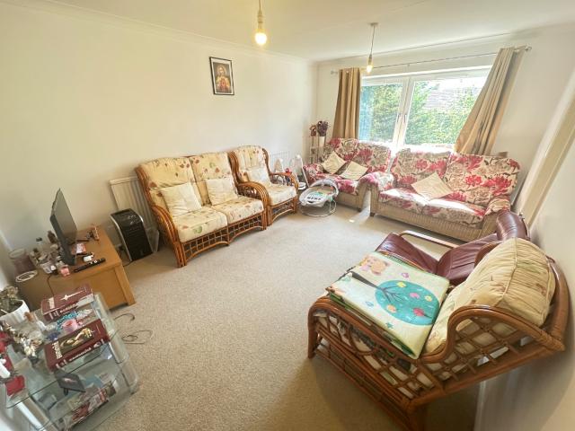 Spacious Two Bedroom Flat with Modern Amenities and Communal Gardens in Dunstable