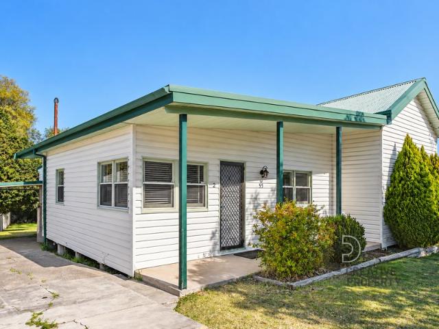 Spacious Two Bedroom Flat with Private Outdoor Entertaining