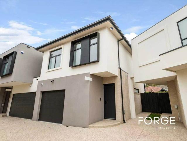 Spacious Two Bedroom Home with Single Garage in Hampton East