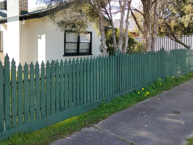 Spacious Two Bedroom House & Sun Room Recently Refurbished All Creature The Comforts Walking Distance to Town Centre & Station Natural Bush Setting