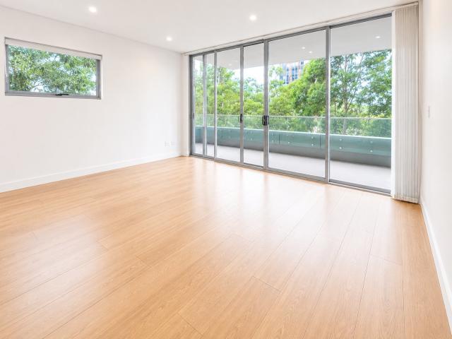 Spacious Two Bedroom & Kitchen Island & Quiet & Secure & Swimming Pool & Gym & Close to MQU and Metro