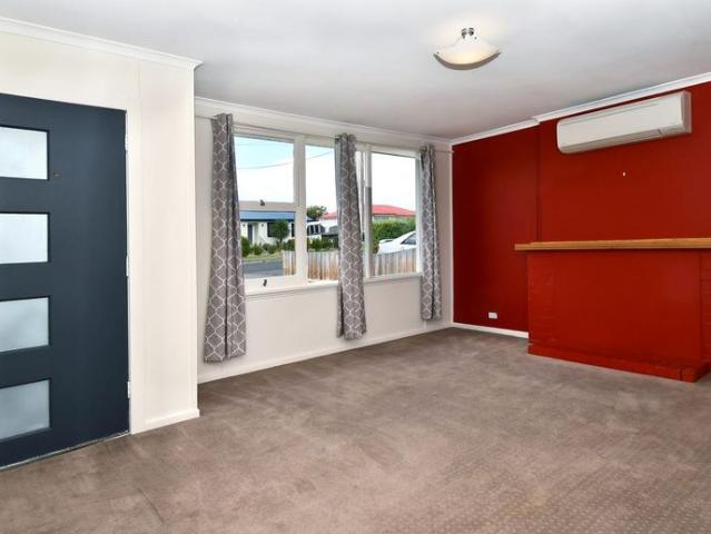 Spacious, two bedroom rental, in the heart of Chigwell