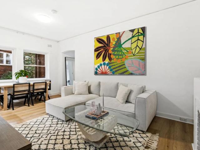 Spacious Two Bedroom Renovated Apartment With Scramble Parking