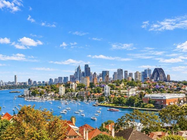 Spacious Two Bedroom Residence In Prime Location With Sydney Harbour Views