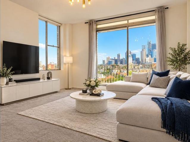 Spacious Two Bedroom Residence In Prime Location With Sydney Harbour Views