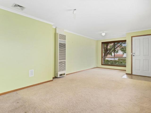 Spacious Two Storey Townhouse In Convenient Gordon Location
