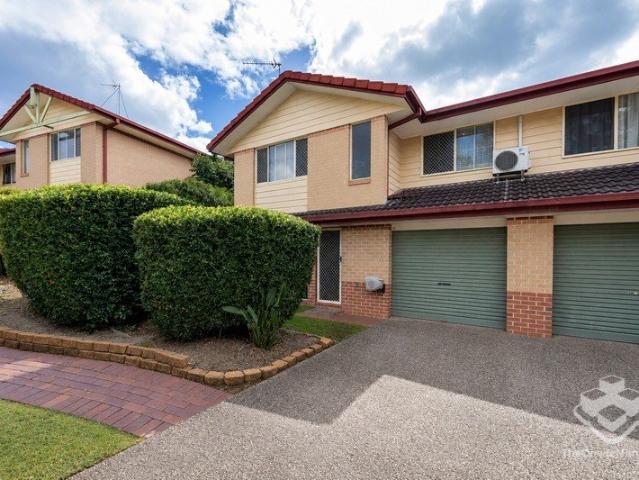 Spacious Two Storey Townhouse in Prime Labrador Location