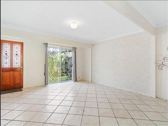Spacious Two Storey Townhouse in Quiet Cul de Sac