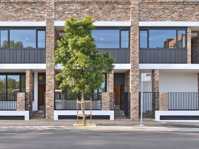 Spacious UNFURNISHED Split Level 2 Bedrooms Terrace with Parking Near Sydney CBD