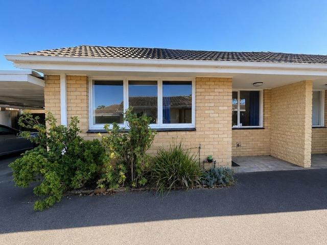 Spacious Unit Near Beach & Shops