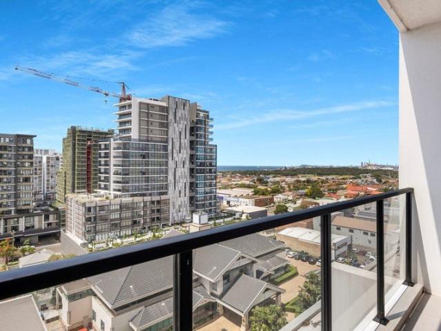 Spacious Unit Ocean Views from Balcony Ultra Handy Location
