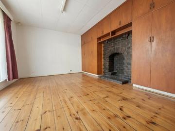 Spacious Unit GREAT LOCATION!