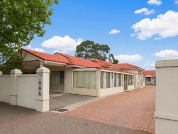 Spacious Unit GREAT LOCATION!