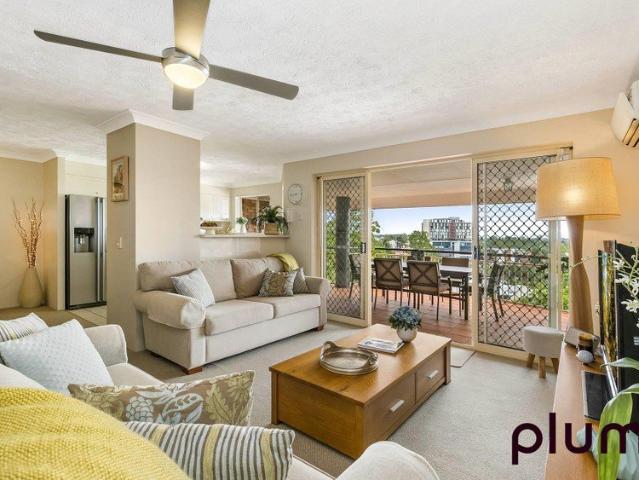 Spacious unit in fantastic location with a stunning view!
