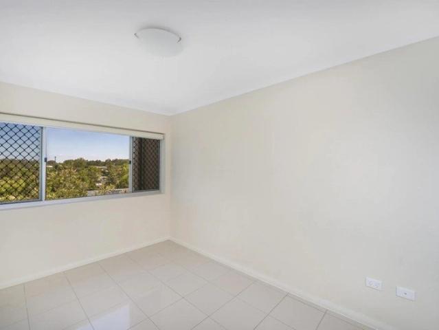Spacious Unit In Ideal Location