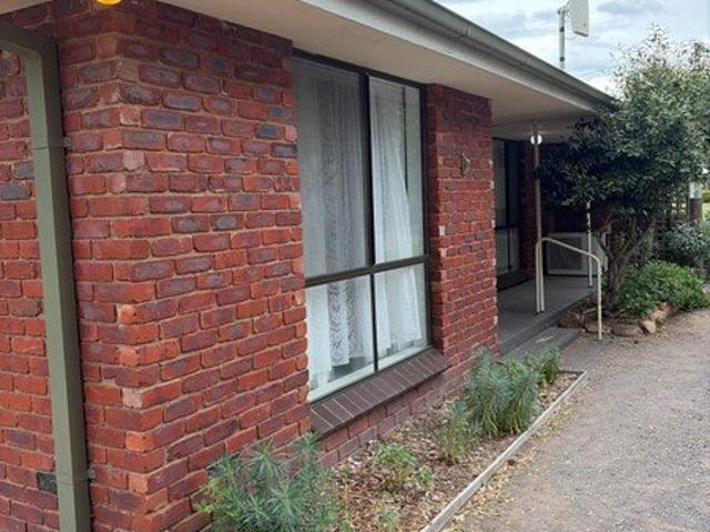 SPACIOUS UNIT IN PRIVATE SETTING PERIODIC LEASE