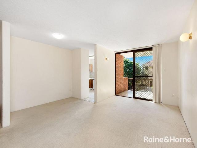 Spacious unit in Quiet street!
