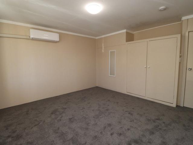 Spacious Unit Located In Parkside