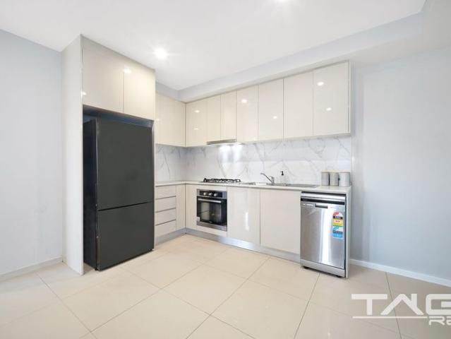 SPACIOUS UNIT WITH BALCONY
