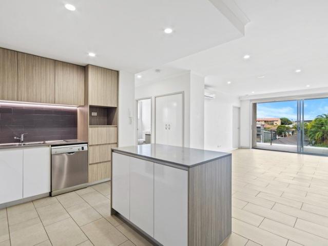 Spacious unit with great balcony, walking distance to Westfield