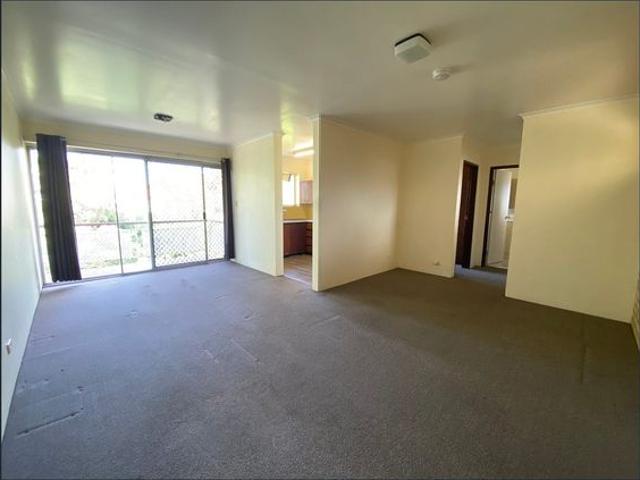 Spacious unit with lock up garage