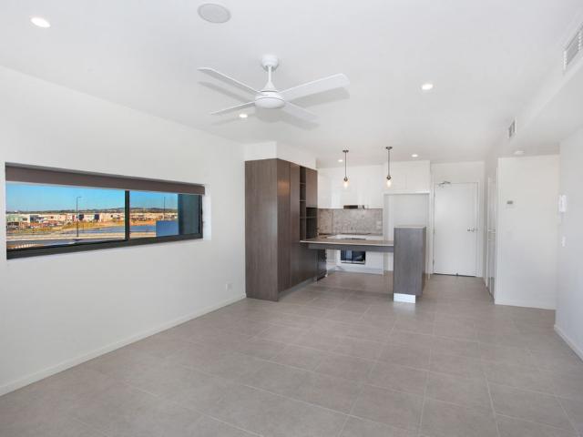 Spacious unit with uninterrupted views of Birtinya waterway