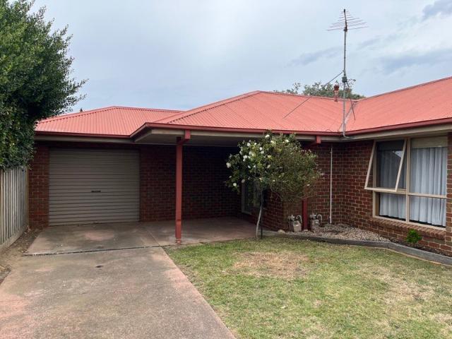 Spacious Unit Within Walking Distance To Town