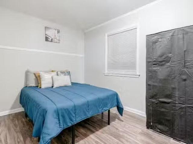 Spacious Updated Home, a 5 minute walk to bus 186 id. 131