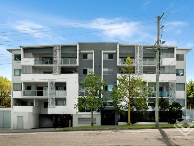 Spacious Upper Level Apartment with Views in the Heart of Corinda