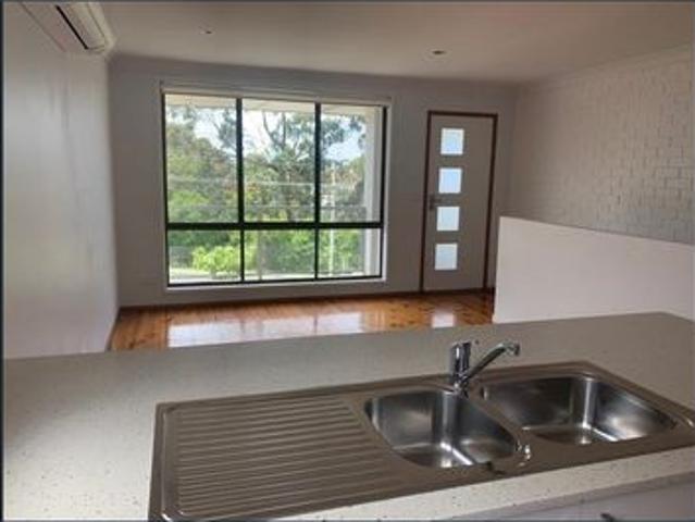 Spacious Upstairs Unit Close to Garden Bay