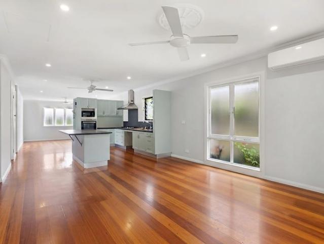 Spacious Upstairs Living Utiilities All Included + garden maintenance !
