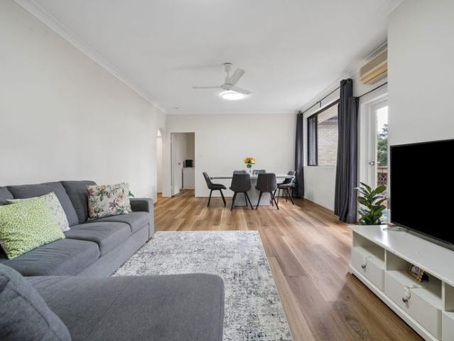 Spacious & Versatile 4 Bedroom Apartment in Prime Location