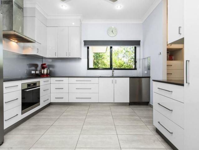 SPACIOUS & VERSATILE FAMILY HOME WITH SOLAR