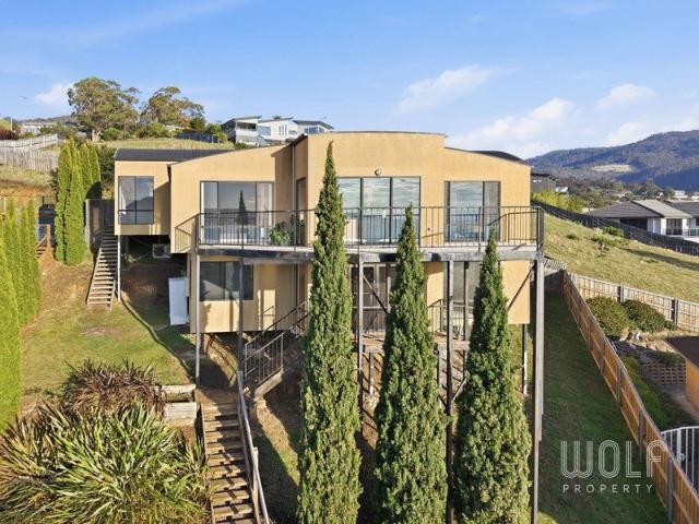 Spacious & Versatile Family Living with Stunning Views!