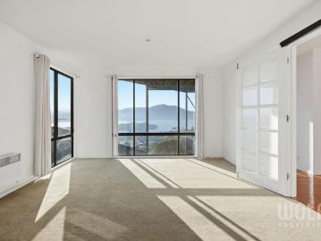 Spacious & Versatile Family Living with Stunning Views!