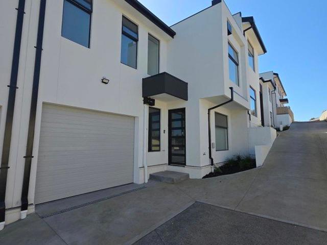 Spacious & Versatile Townhouse in Sought After Meadow Heights