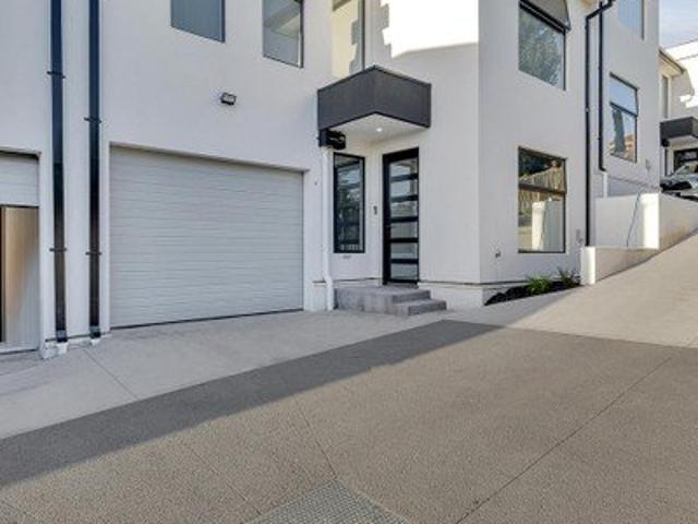 Spacious & Versatile Townhouse in Sought After Meadow Heights
