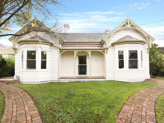 Spacious Victorian home in the coveted river precinct