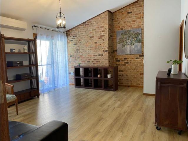 Spacious Villa Walk to Metro