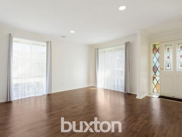 Spacious Villa with Parkland Outlook & Convenient Location