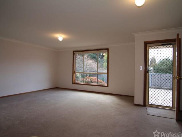 Spacious Villa with Private Backyard Walking Distance to Schools