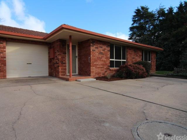 Spacious Unit with Private Backyard Walking Distance to Schools