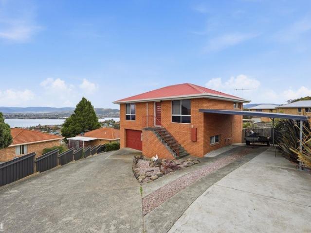 Spacious Villa with River Views in a Peaceful Location