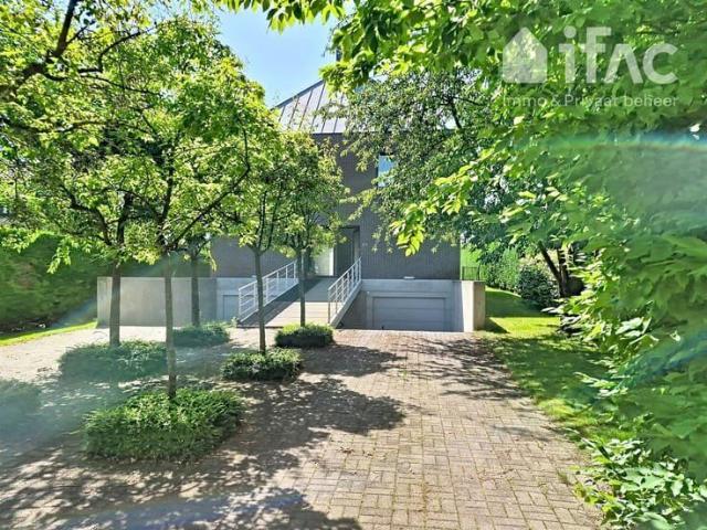 Spacious villa with 6 bedrooms, 2 offices, 5 baths ±17 ares