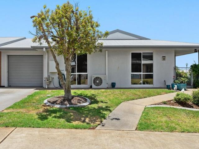Spacious Villa in Sought After Palm Lake Resort