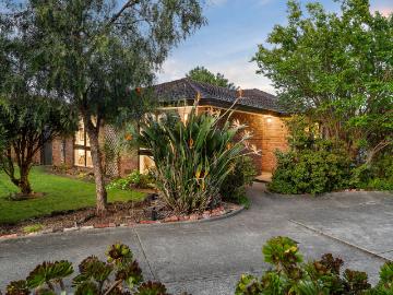 Spacious Villa Serene Setting. Unmatched Ivanhoe Convenience